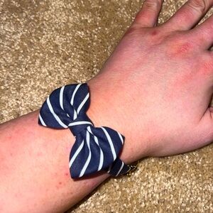 KIEL JAMES PATRICK navy and white
Bow bracelet with clasp